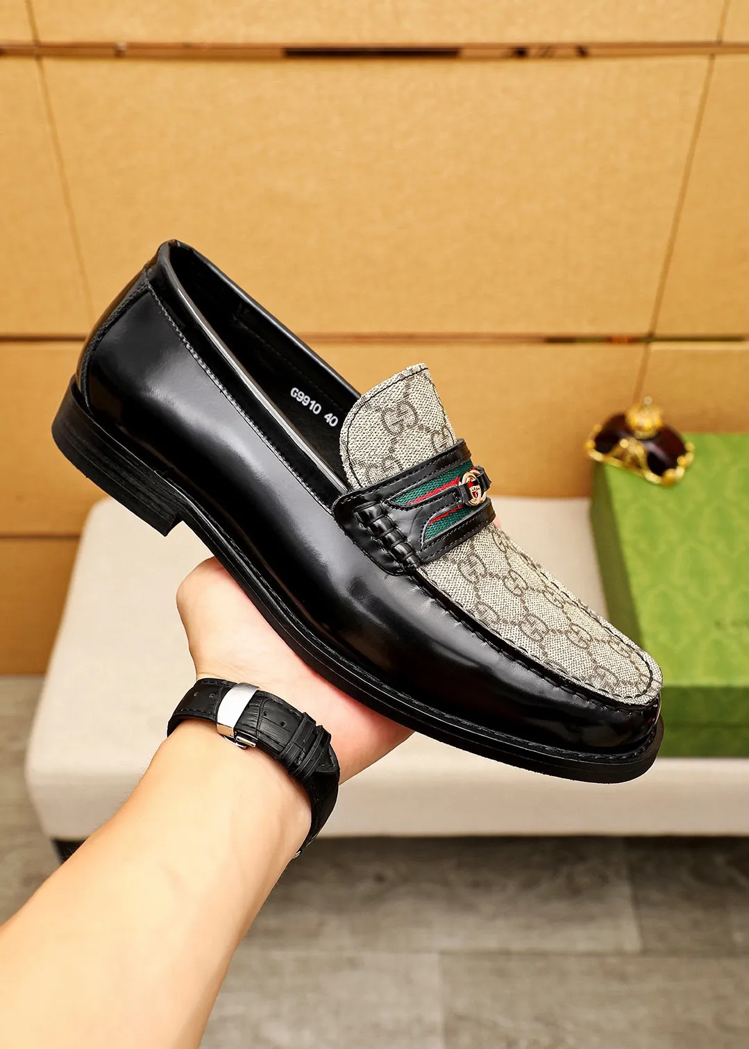 Men's shoes 💰460 💐 Product trademark: GUCCI "Gucci" casual leather shoes Regular size: 38-44 (45🉑️customized) Product materials: Selected imported first-layer open-edge beaded cowhide leather upper + luxury hardware buckle, imported water-dyed cowhide leather lining. Strong three-dimensional visual effect, original combination outsole Color: 2⃣️colors available